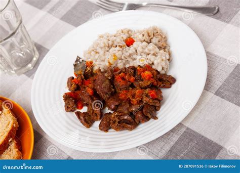 Avena De Perlas Con Corazones De Pollo Guisados Foto De Archivo