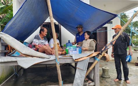 Dinkes Dan PSC 119 Dirikan Posko Layanan Kesehatan Di Daerah Terdampak