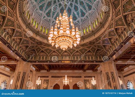 Chandelier in Sultan Qaboos Grand Mosque in Muscat, Om Editorial Stock ...