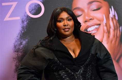 Lizzo Recruits Mom And Siblings To Recreate Adorable Tiktok Trends Watch