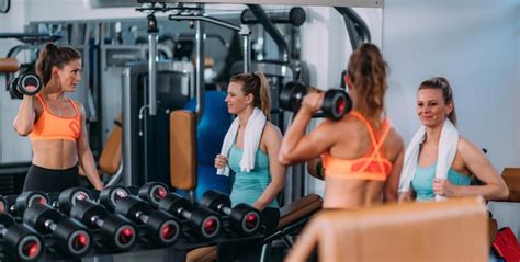 Mujeres Haciendo Ejercicio Con Pesas En El Gimnasio Foto Premium