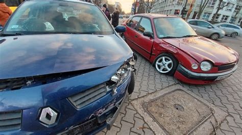 Wypadek Dw Ch Aut Na Szczepinie Dwie Osoby Ranne Kierowca Toyoty