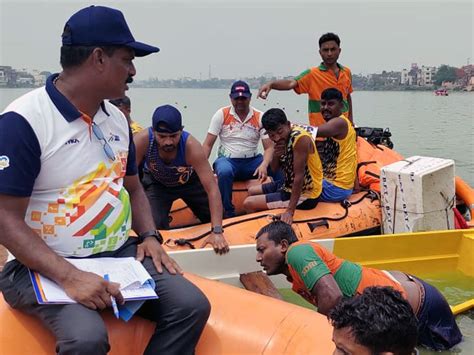 बोट में था लिकेज धीरे धीरे‎ पानी भरता गया और डूब गई नाव‎ Sdrf ने लोगों को बचाया Accident In