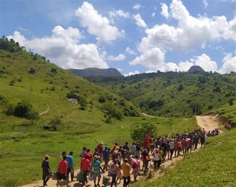 Cerca De Fam Lias Sem Terra Sofrem Despejo Em Acampamento No