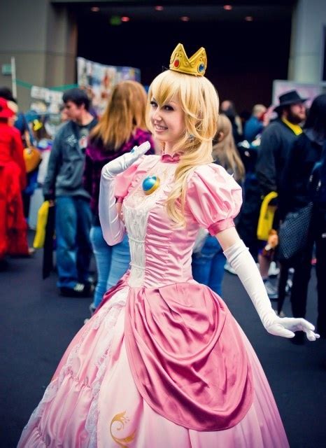 Princess Peach Cosplay - Obsolete Gamer