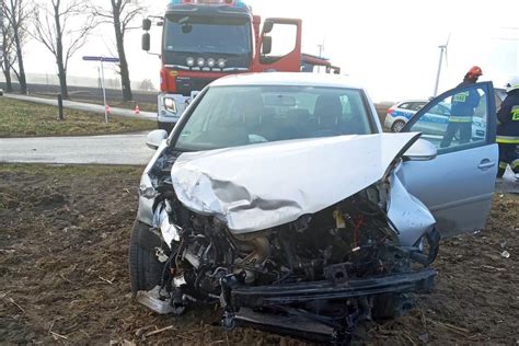 Zderzenie dwóch aut osobowych na drodze wojewódzkiej Jedna osoba