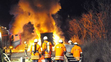 Bei Mundelsheim Autobahn Sattelzug Geht In Flammen Auf Stuttgart