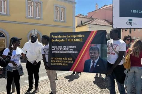 Uma dezena de angolanos critica presença de PR João Lourenço nas