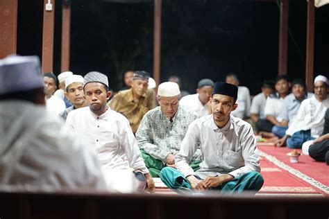 Halaqah Rutin Malam Jumat Abah Junaidi Bahas Tata Cara Salat Waspada