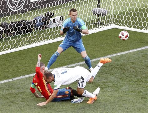 スペイン、前半12分にオウンゴールで先制 相手選手の足にfk当たるサッカーw杯ニュースサッカーw杯デイリースポーツ Online