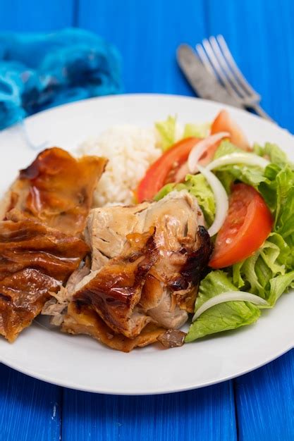 Cerdo Asado Con Arroz Hervido Y Ensalada En Plato Blanco Foto Premium