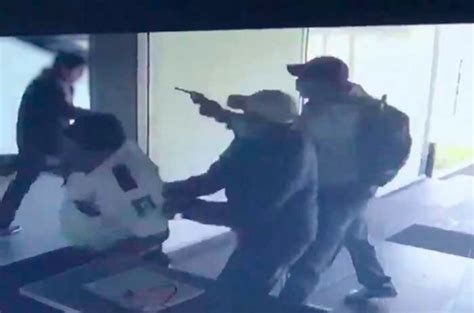 Video Hombres armados asaltan violentamente redacción de