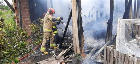 Casa é totalmente destruída pelo fogo em Irani Rádio Líder