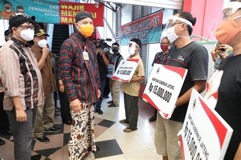 Ganjar Serahkan Bantuan Modal Untuk Pedagang Pasar Wage Tritis Id