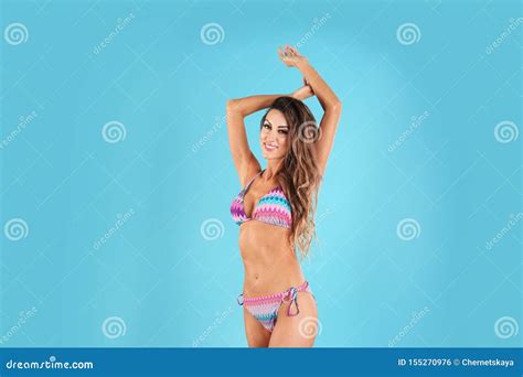 Mujer Atractiva Bonita Con El Cuerpo Delgado Hermoso En Bikini Elegante