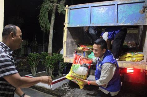 Dinsos Siak Salurkan Bantuan Sembako Ke Warga Terdampak Banjir Di