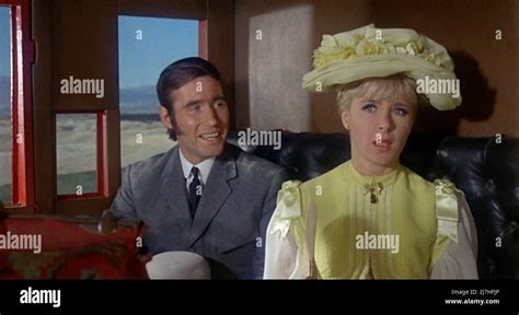 Londonuk Jim Dale Und Angela Douglas In Einer Szene In C Anglo