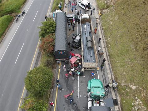 Accidente De Transito En La Vía Bogotá Tunja Una Tractomula Se Quedó Sin Frenos Y Chocó Siete