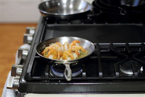 Scampi De Crevette Faisant Cuire En Beurre Et Ail Dans Une Po Le D