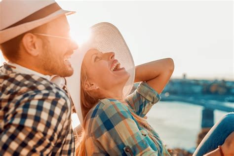 Pareja Joven De Enamorados Al Aire Libre Foto Premium