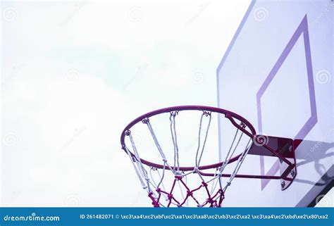 Aro De Baloncesto Con Cielo Azul Imagen De Archivo Imagen De Cuenta