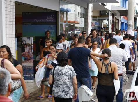 Pesquisa revela queda de 5 na intenção de consumo no mês de abril