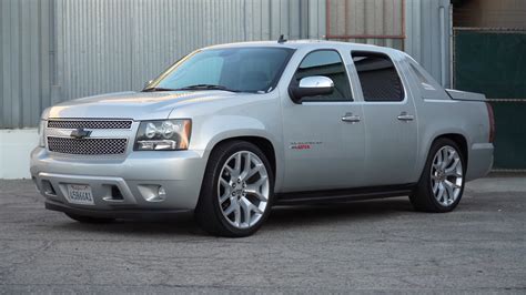 Cammed Chevy Avalanche With Built 62 Liter Sounds Brutal Rides On 24s Autoevolution