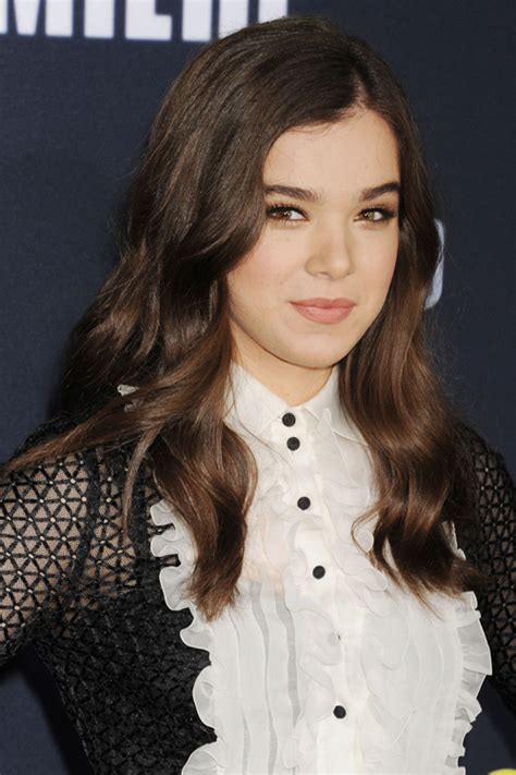 Hailee Steinfeld Wavy Medium Brown Loose Waves Hairstyle | Steal Her Style