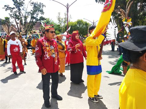 Pj Bupati Kobar Hadiri Kirab Budaya Festival Isen Mulang Di Palangka Raya