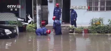 湖北松滋暴雨引发城区积水 当地紧急转移被困群众国内海南网络广播电视台