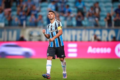 Suárez assume liderança do vestiário do Grêmio e pode erguer a primeira