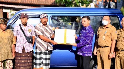 Pemkab Klungkung Hibahkan Mobil Carry Ke Pecalang Tribun Bali