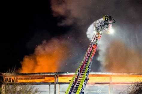 Alba Brand in Waiblingen Lagerhalle ist noch nicht für Ermittlungen