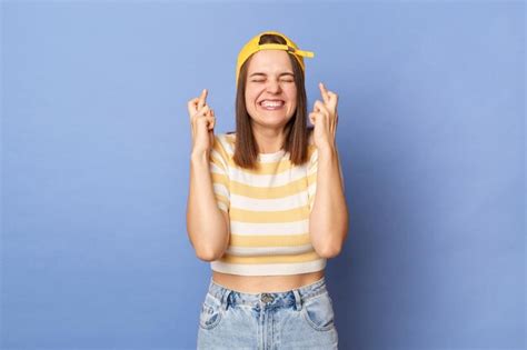 Retrato de una adolescente caucásica sonriente y encantada con camiseta