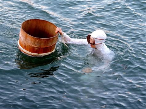 The Breath-hold of Japan's Pearl Diving Mermaids - Underwater360