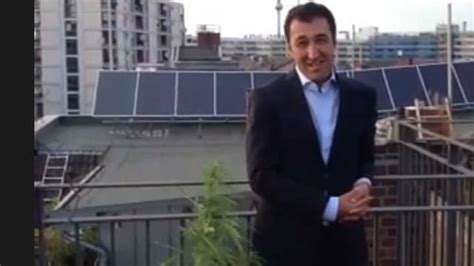 Cem Zdemir Ice Bucket Challenge Mit Hanfpflanze Im Hintergrund Politik