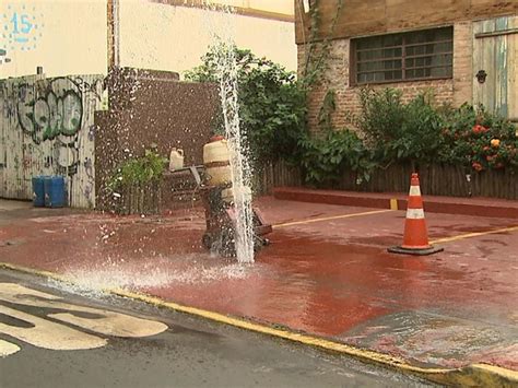 G1 Corte Em Calçada Provoca Vazamento De água Potável Em Ribeirão