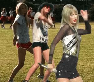 Taylor Swift Dancing GIF - Taylor Swift Dancing - Discover & Share GIFs