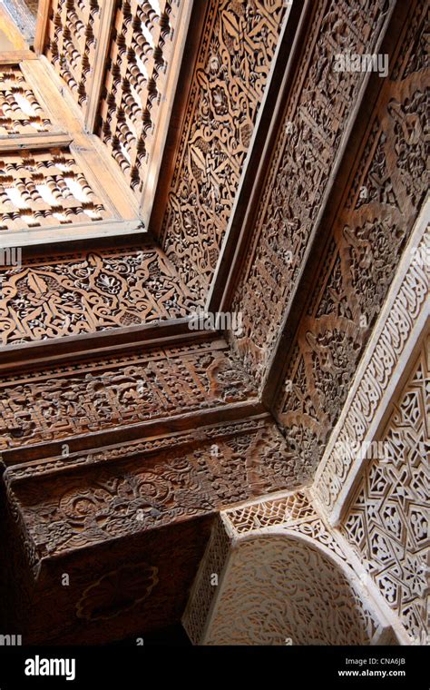 Détail de la sculpture sur bois et stuc dans la cour d Ali Ben Youssef