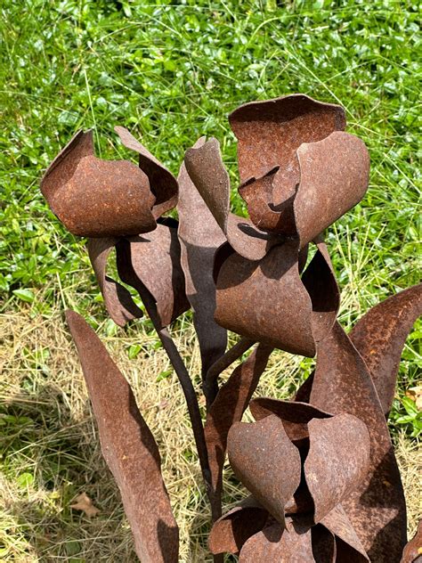 Beautiful Metal Art Tulip Sculpture 40785405