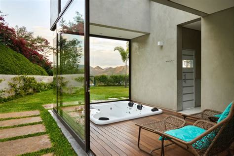 David Guerra Wraps Brazilian House Around Courtyard Filled With Tropical Plants 【download