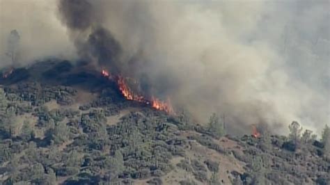 Raging Wildfire Burns 2 700 Acres In California