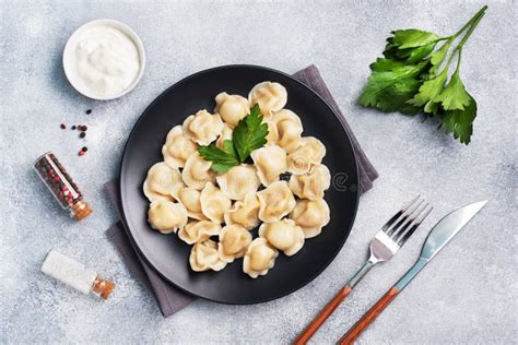 Bolas De Raviolis Pelmeni Tradicionales Rellenas De Carne En La Cocina