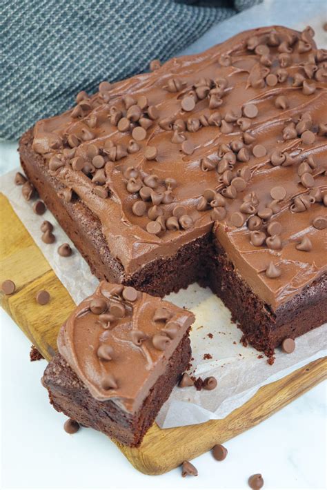 Chocolate Fudge Traybake Cake Gills Bakes And Cakes