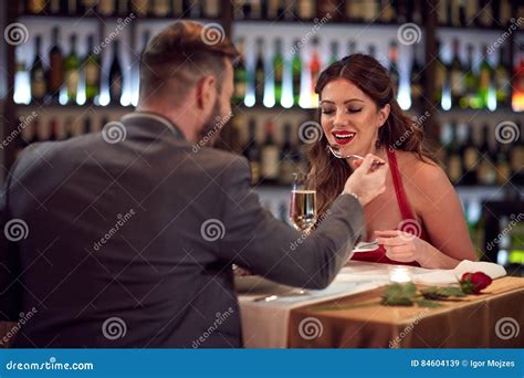 Homem E Mulher No Amor No Jantar Imagem De Stock Imagem De Senhora