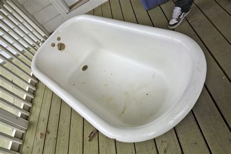 rustyfarmhouse: DIY - Refinishing the Clawfoot Tub, Part 2