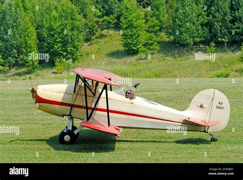 Old Airplanes Hi Res Stock Photography And Images Alamy