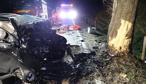 Bilder Von J Hriger Aus Landkreis F Rth Prallt Mit Auto Gegen Baum