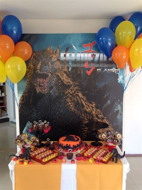 Mesa Do Bolo Com Painel Godzilla