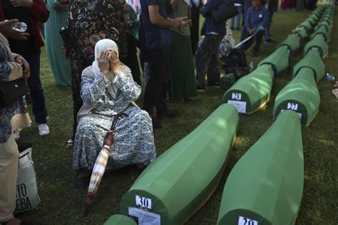 Thousands In Bosnia Commemorate 1995 Srebrenica Massacre Ap News